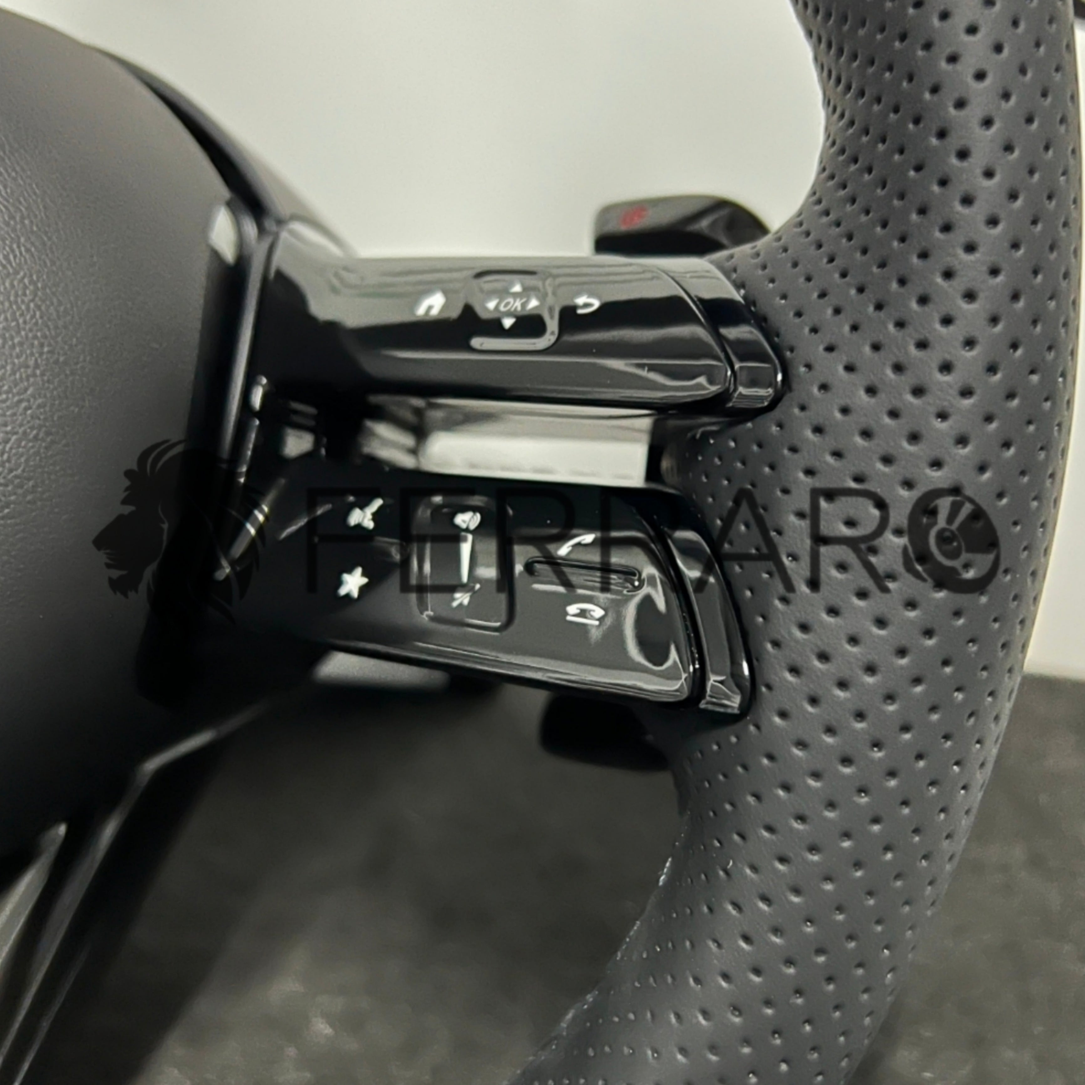 Volante per Mercedes, Nero Lucido, Logo Argento, Filo Nero, Perforato