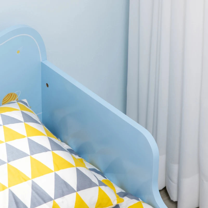 ZONEKIZ Letto per Bambini con Sponde e Fantasia Spaziale, Età 3-6 Anni, 143x74x59cm, Azzurro