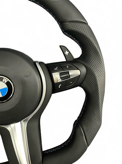 (PRENOTA) Volante per BMW, Pelle Nera, Cromatura Nera, Filo Nero Multicolore