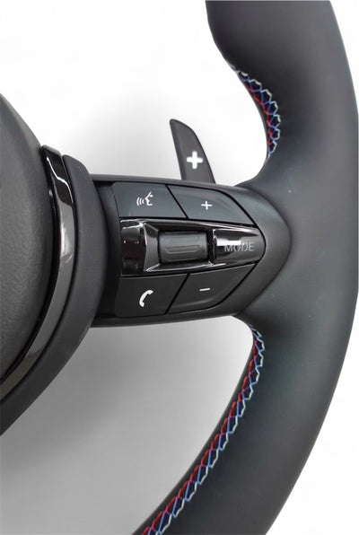 (PRENOTA) Volante per BMW, Pelle Nera, Cromatura Nera, Filo Nero Multicolore