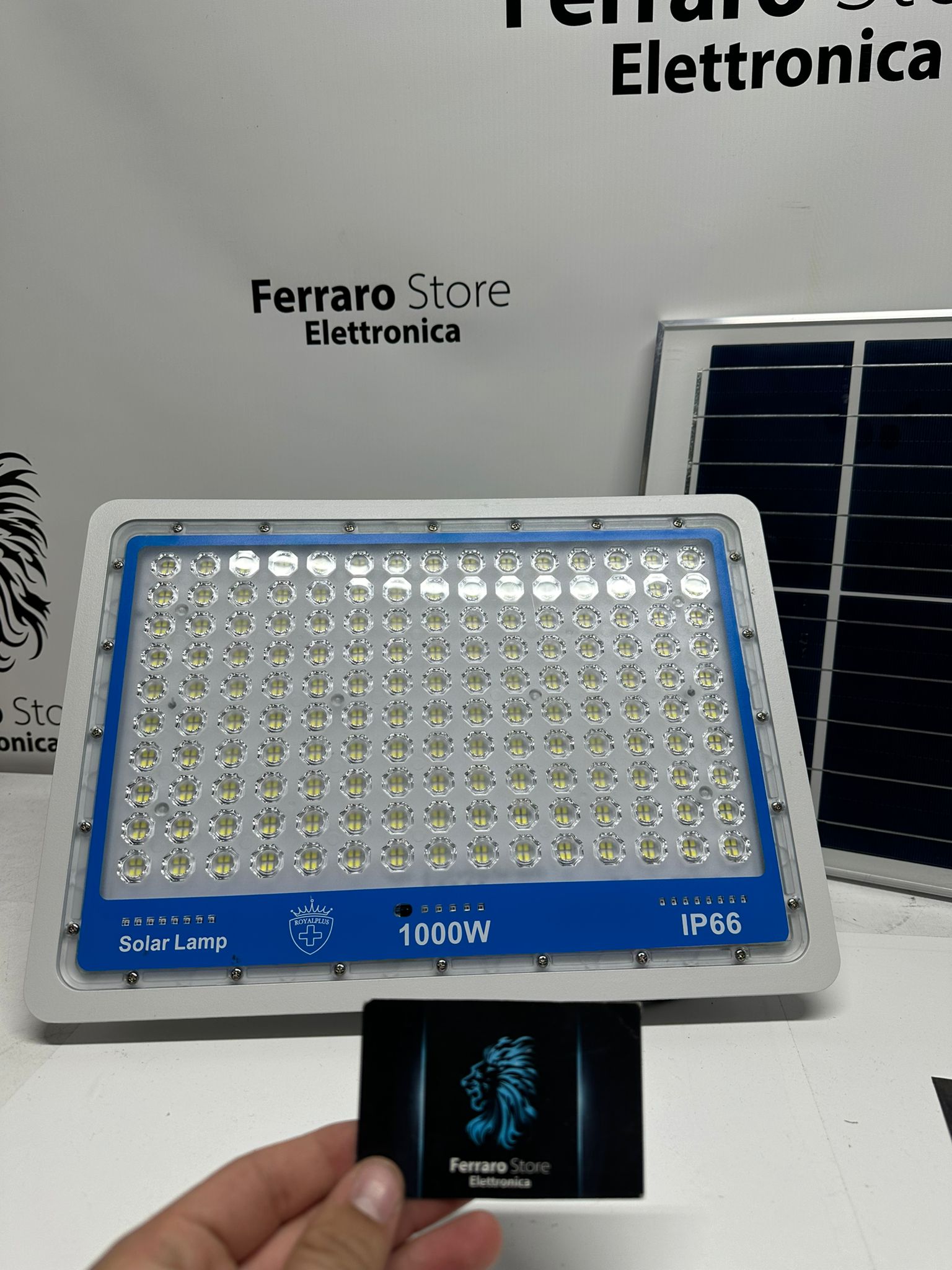 Faro Led 1000w - Slim Con Pannello Solare Crepuscolare, Telecomando incluso, Luce Fredda, Energia Crepuscolare.