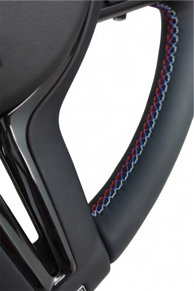 (PRENOTA) Volante per BMW, Pelle Nera, Cromatura Nera, Filo Nero Multicolore