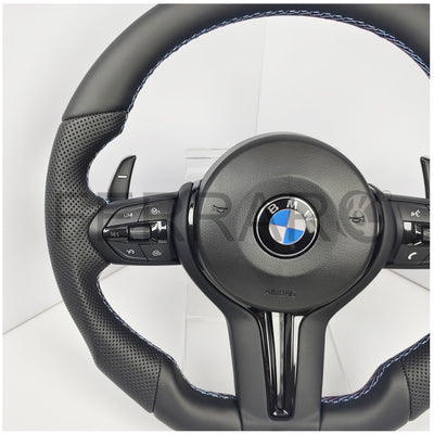(PRENOTA) Volante per BMW, Pelle Nera, Cromatura Nera, Filo Multicolore