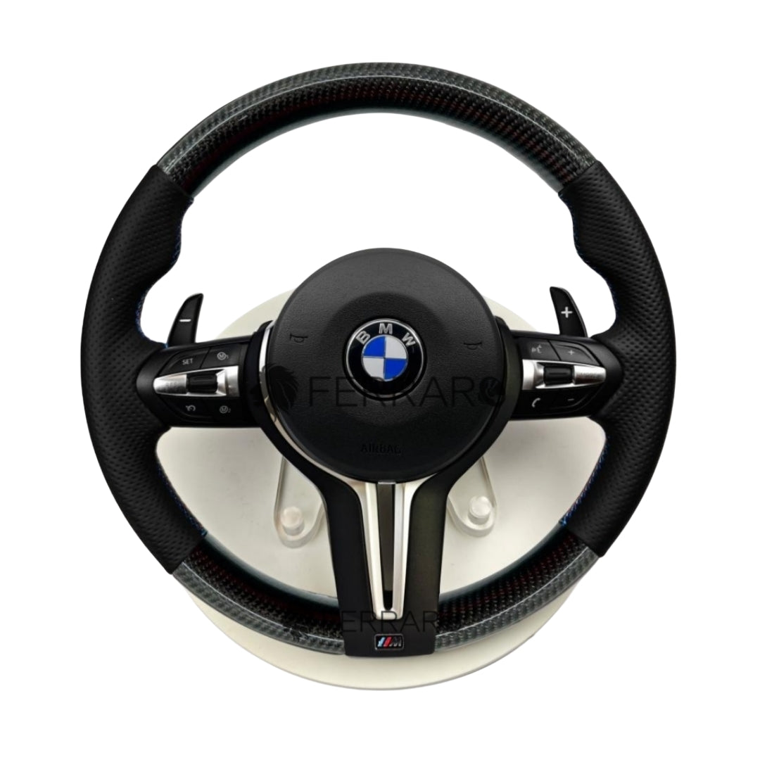 Volante per BMW, Carbonio Inclinato, Pelle Nera, Perforata, Linea Tricolore