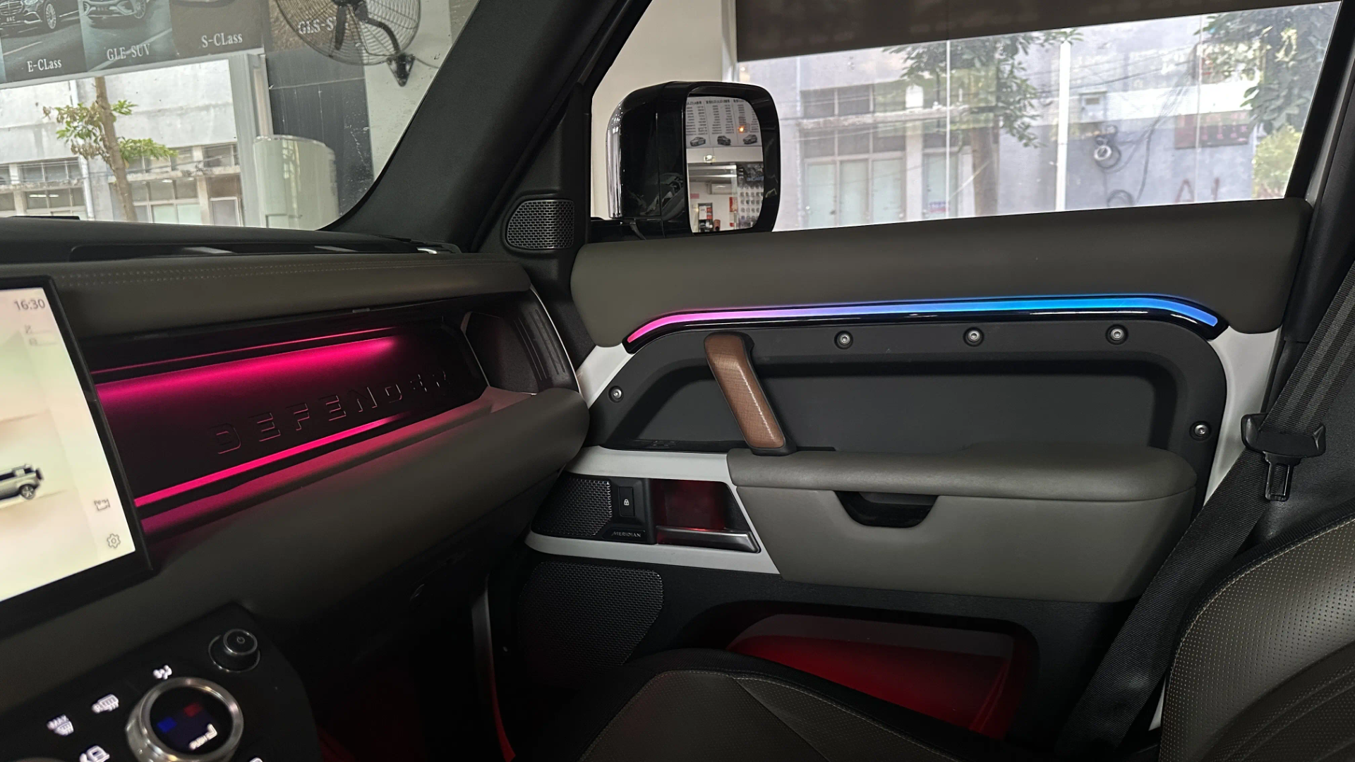 Ambient Light per Land Rover Defender L663 (2019-2026), 64 Colori RGB