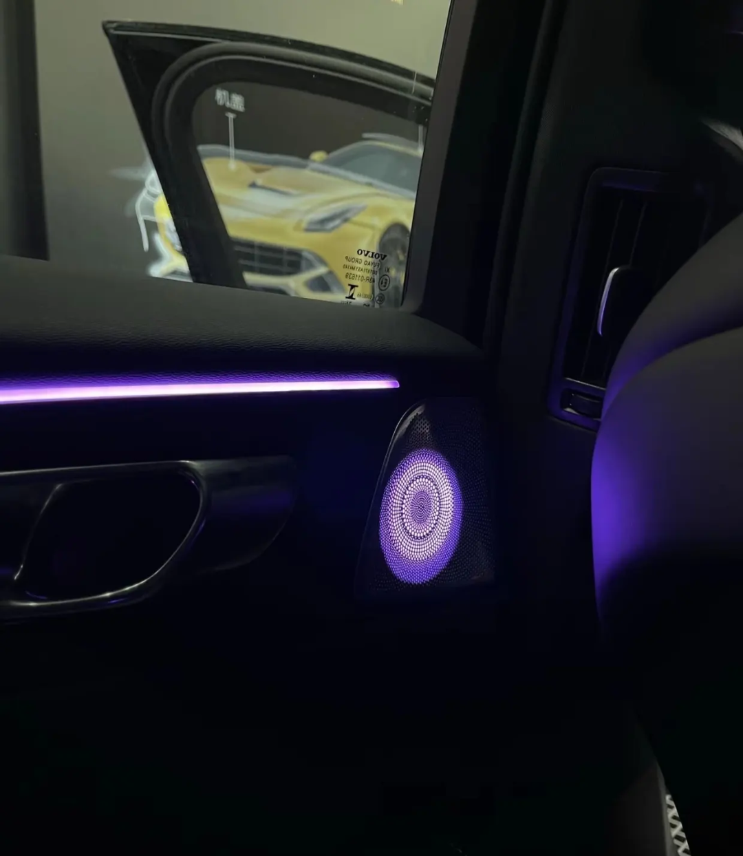 Ambient Light per Volvo XC60 (2017-2026), 64 Colori RGB