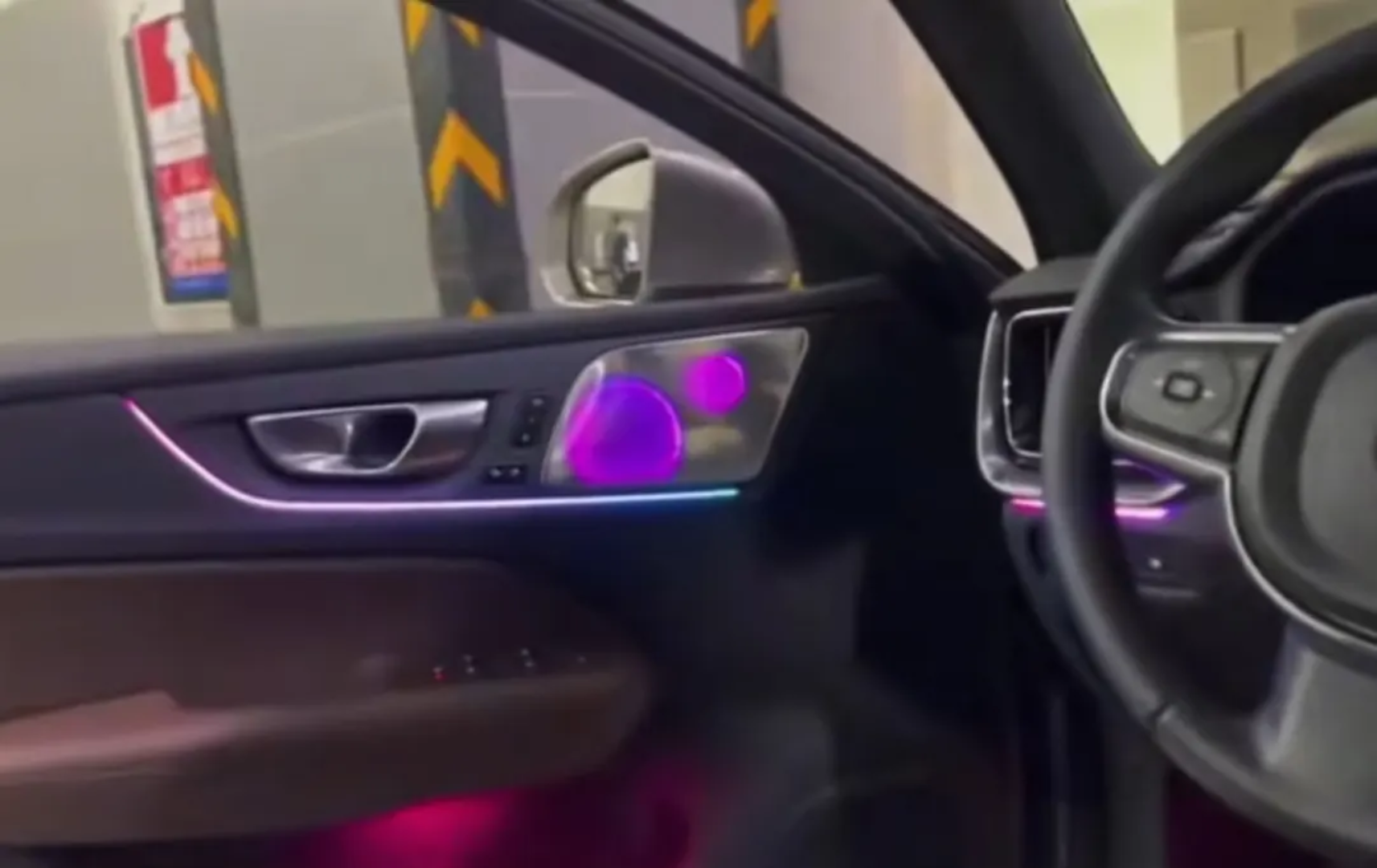 Ambient Light per Volvo XC60 (2017-2026), 64 Colori RGB