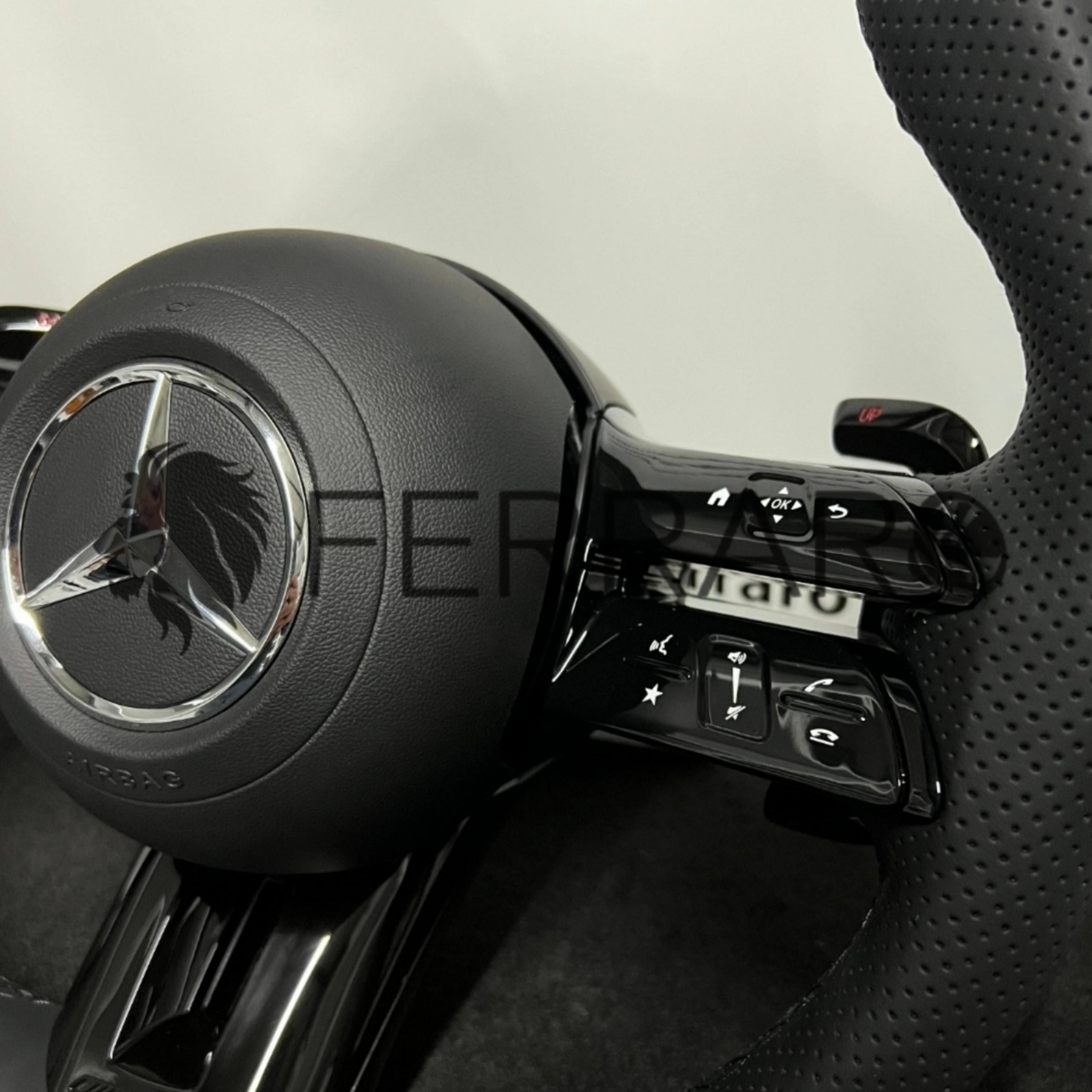Volante per Mercedes, Nero Lucido, Logo Argento, Filo Nero, Perforato